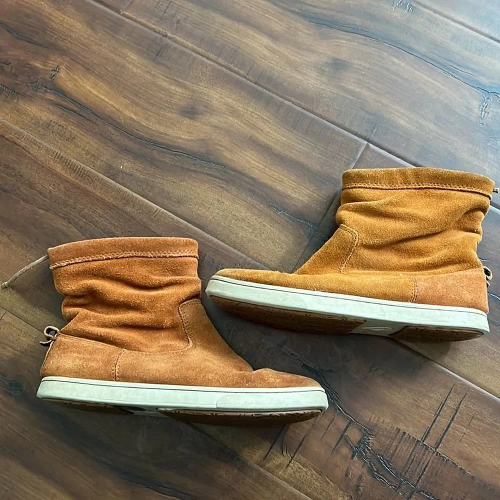 OluKai size chestnut